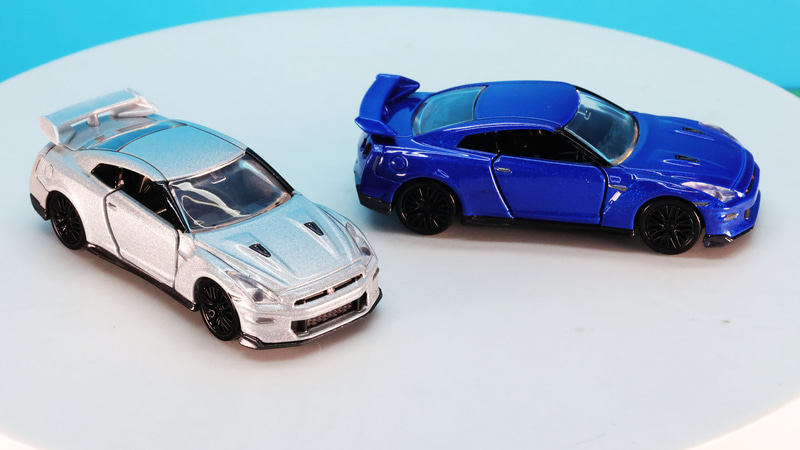 手の中に納めるとボディのカタマリ感を感じられます