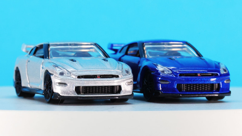 低い位置から見るとがっちりと大地を掴んでいて実車のようにも見えるハイディテールのトミカプレミアム