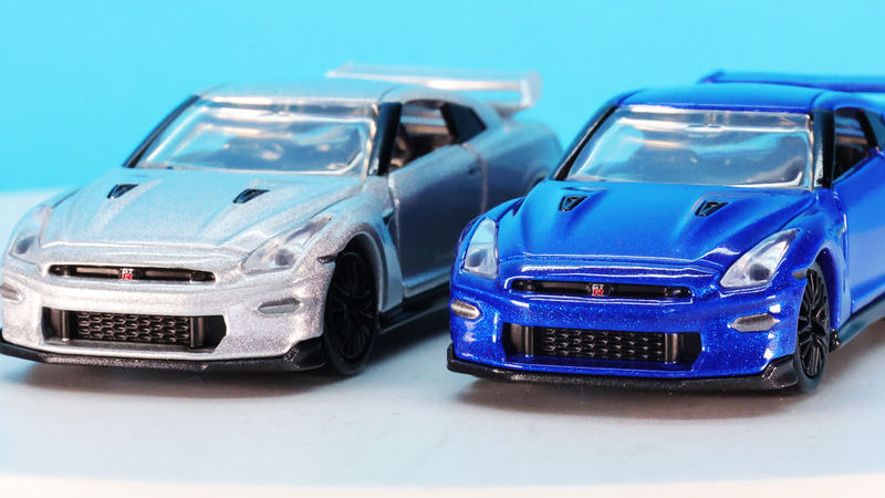 では近づいてみてみましょう。フロントグリル内のこんな狭いところにすごい精度でGT-Rのロゴをプリント！