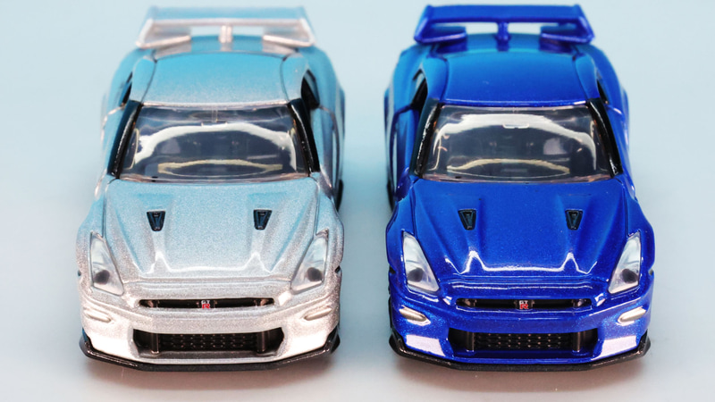 ヘッドライトはクリアーパーツで、バルブ的なモールドも見えます