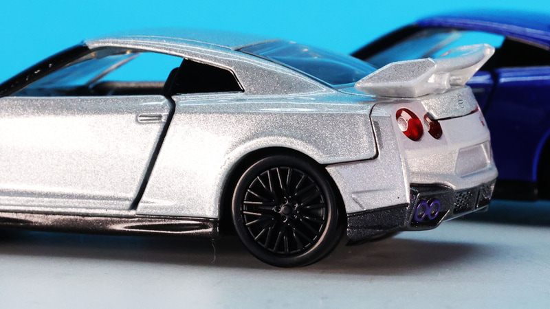 こちらも実車で採用されているFUJITSUBO製チタン合金製マフラーの独特の青い焼き入れを塗装で再現しています