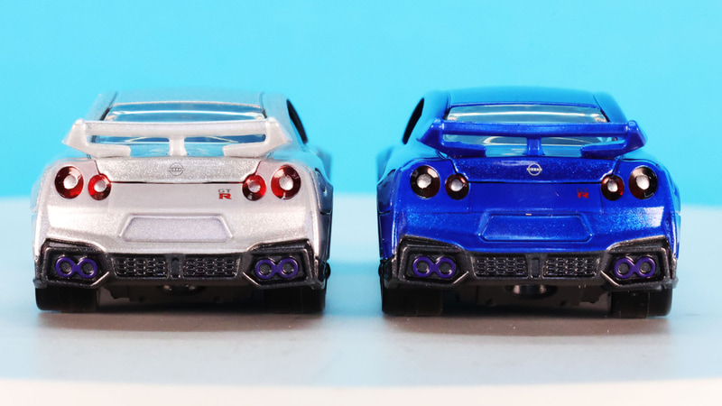 こちらも実車で採用されているFUJITSUBO製チタン合金製マフラーの独特の青い焼き入れを塗装で再現しています