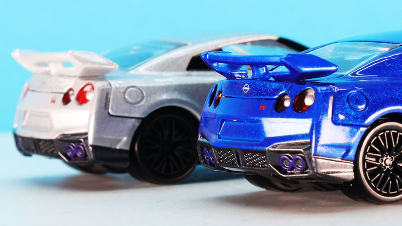 発売記念仕様の深いブルーが美しい！