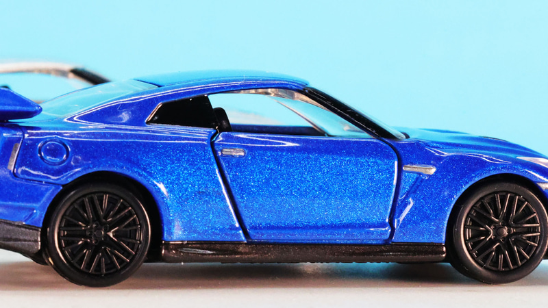 発売記念仕様の深いブルーが美しい！