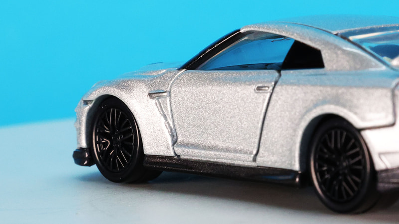 ドア前のエアアウトレットのディテールを再現しています