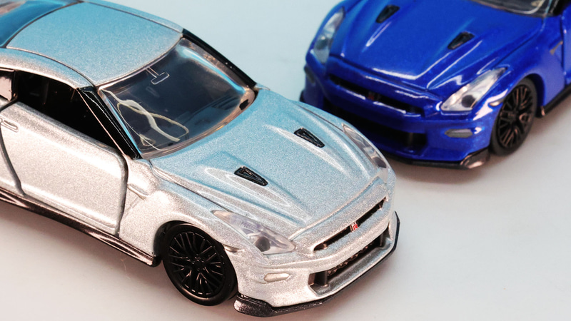 ボンネット上のNACAダクトとその周辺のディテールにも注目です