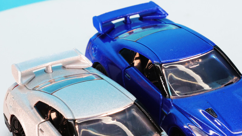 複雑な形状のリアウイングも薄く、シャープに再現されています