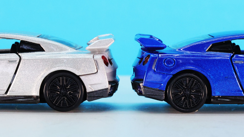 リアバンパー側方のリフレクターも表現しています