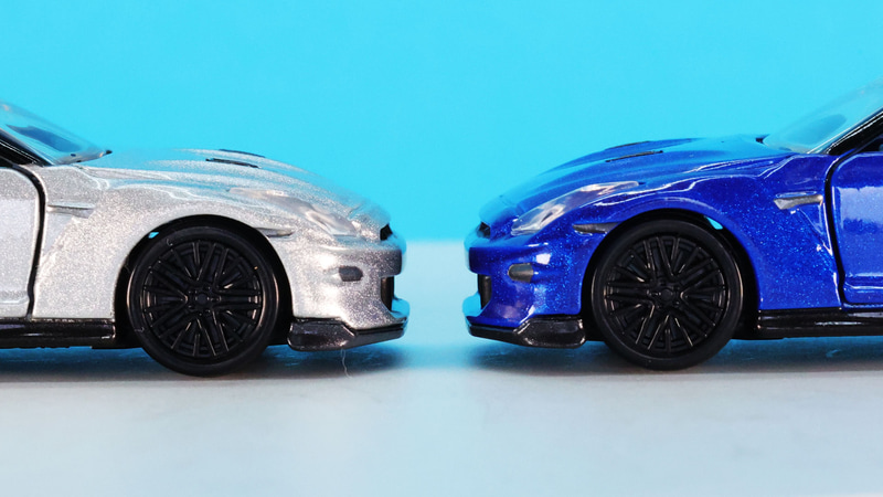 空力特性を最適化したフロントバンパーのウインカーも塗装で再現されています