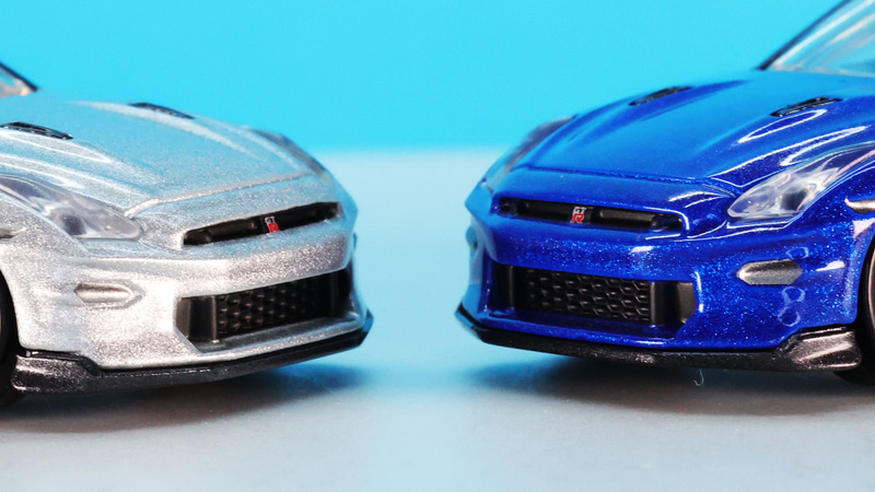 大きなグリルを保護しつつ空力向上に寄与する複雑なバンパー形状もシャープに再現しています