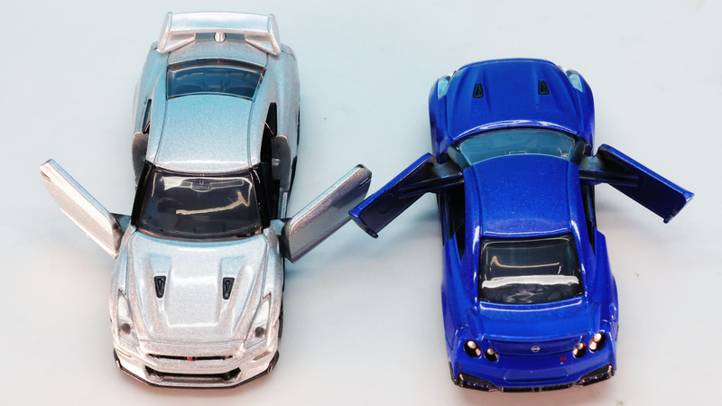 このドア、指で挟んで見るとその薄さに驚きます。ぜひ体感してみてください！