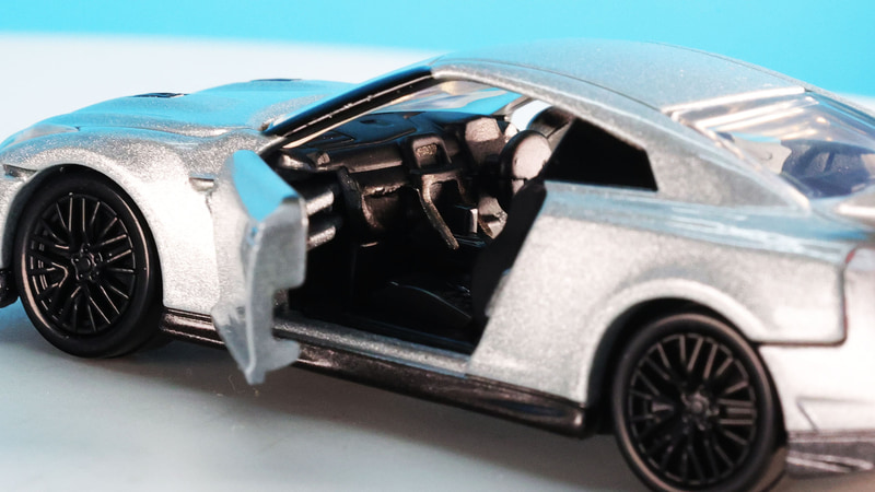 開けたドアから見える車内もしっかりと再現してあります