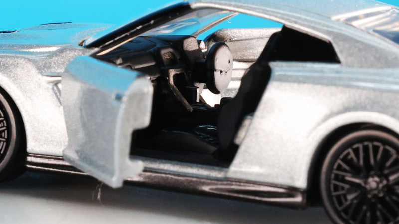 スポーツカーらしい立ったステアリングもよく見えます