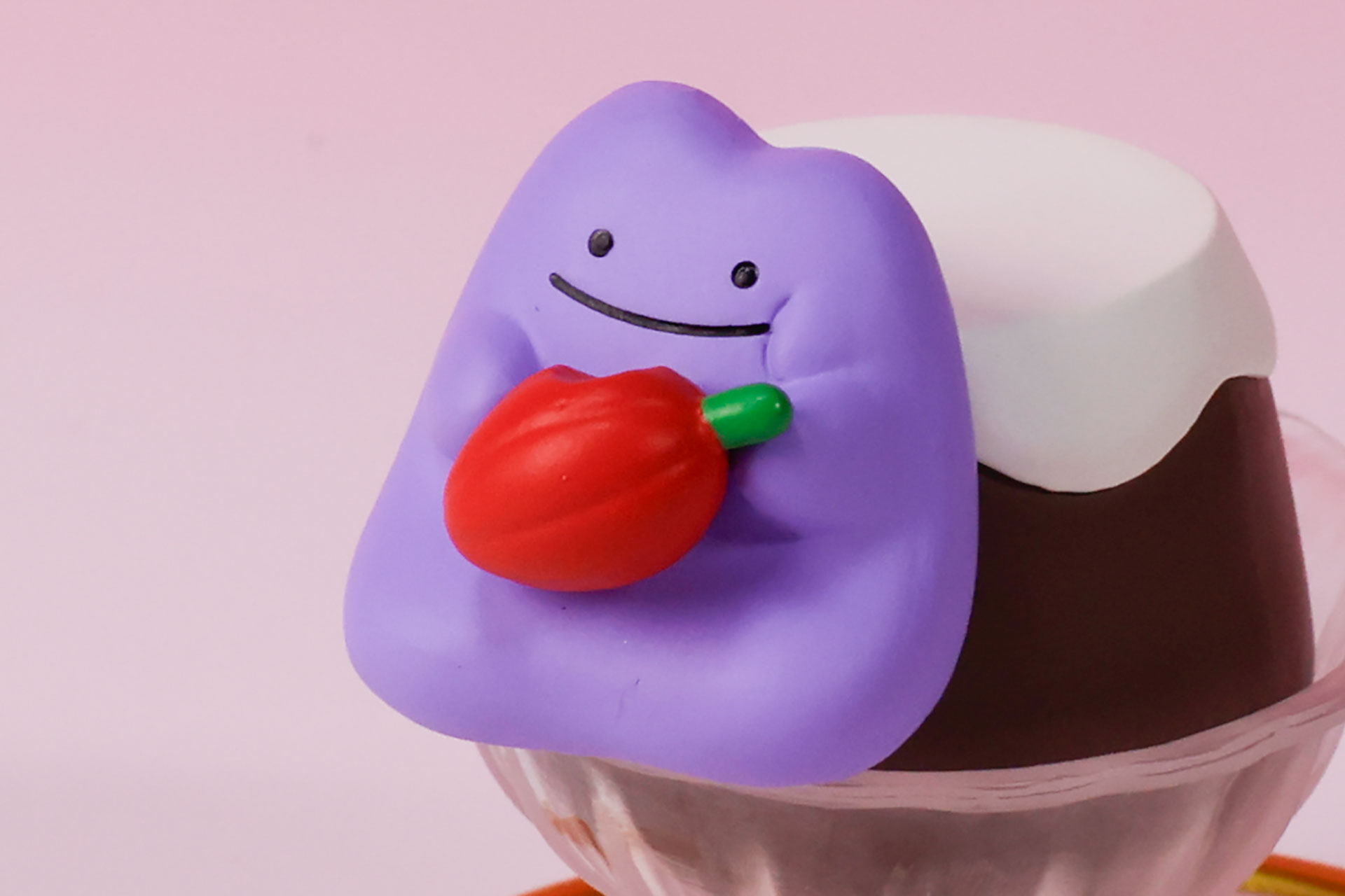 メタモンがきのみをほおばっている