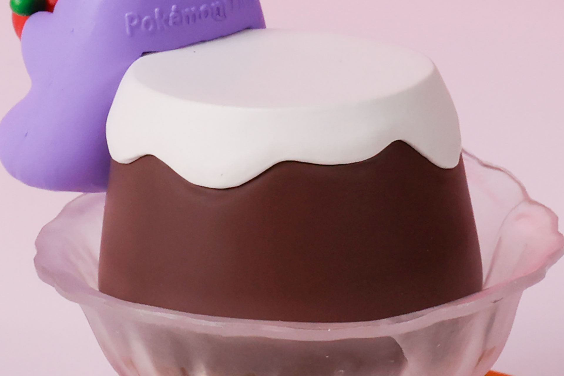 プリンの上に白いソースがたっぷりかけられている