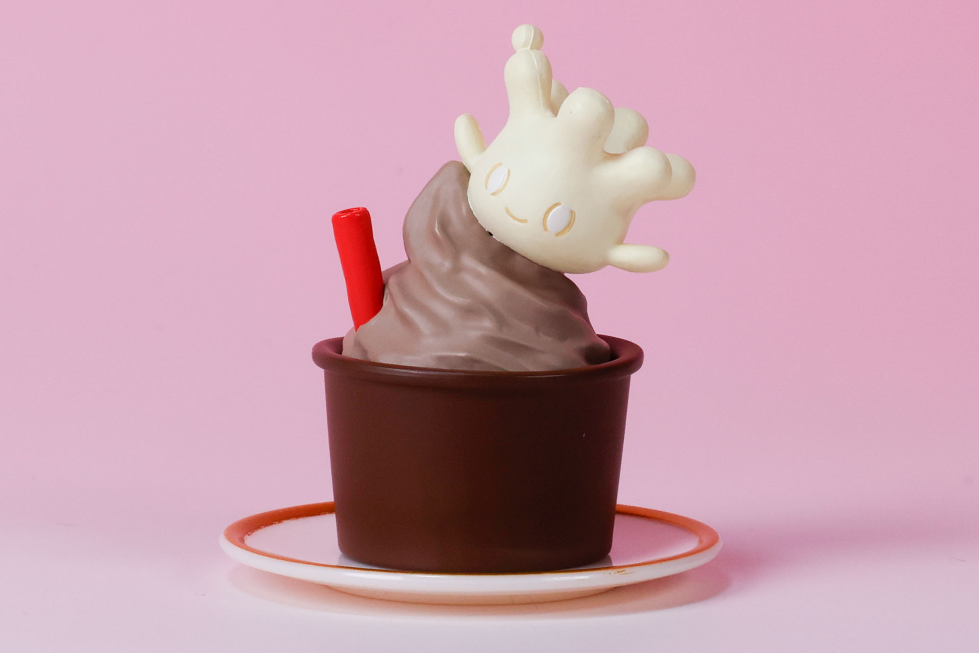 スイーツのてっぺんにマホミルが乗っかっている