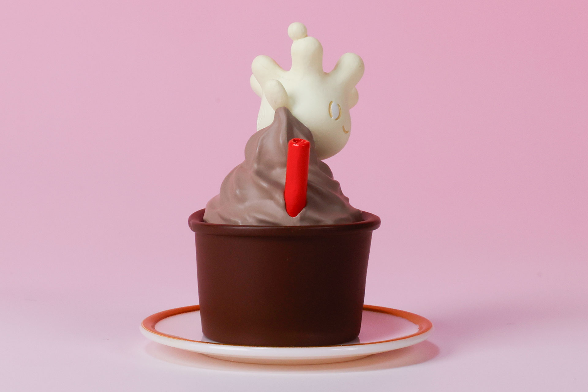 赤いストローが刺さっている