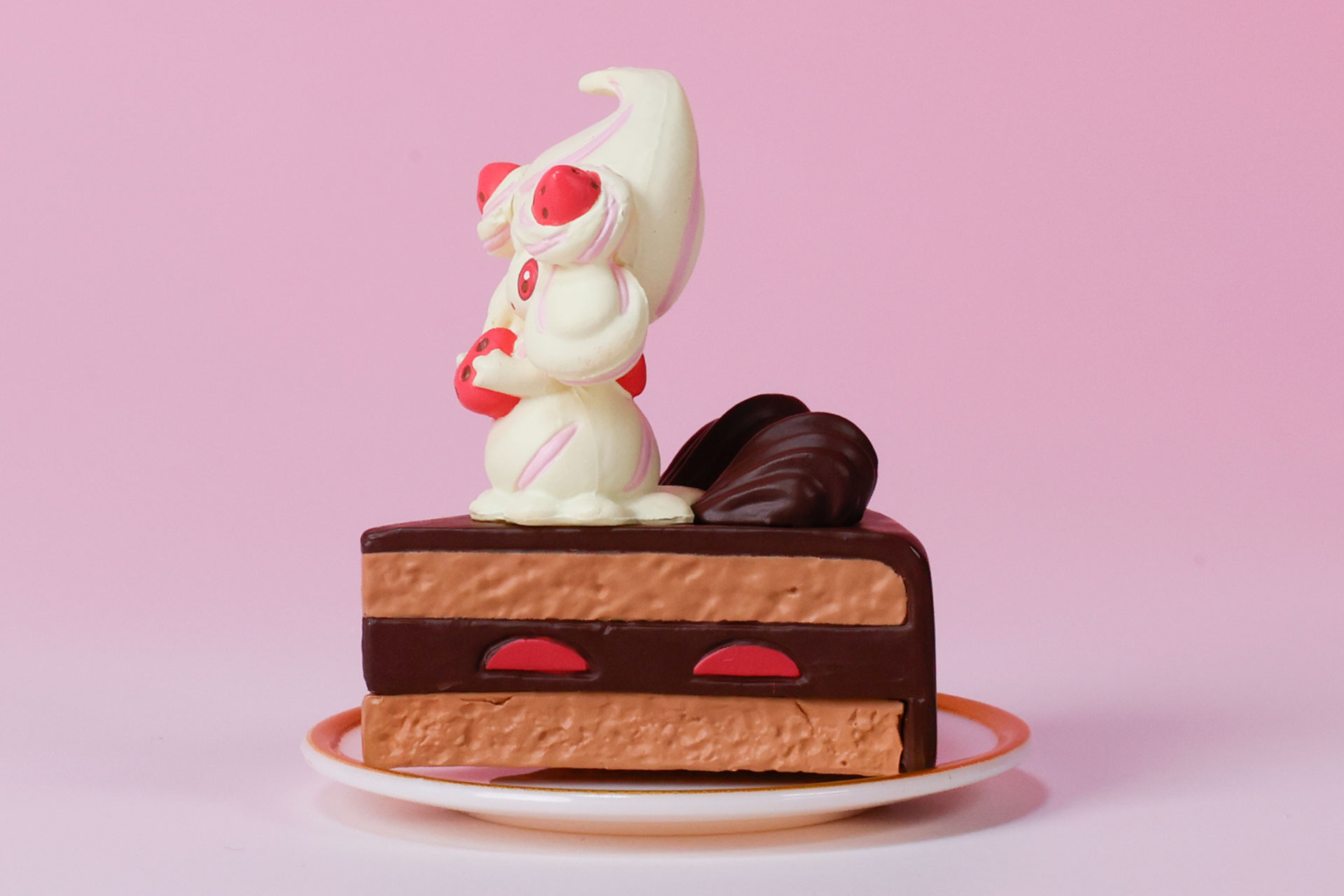 ベースになっているのはチョコレートケーキだ