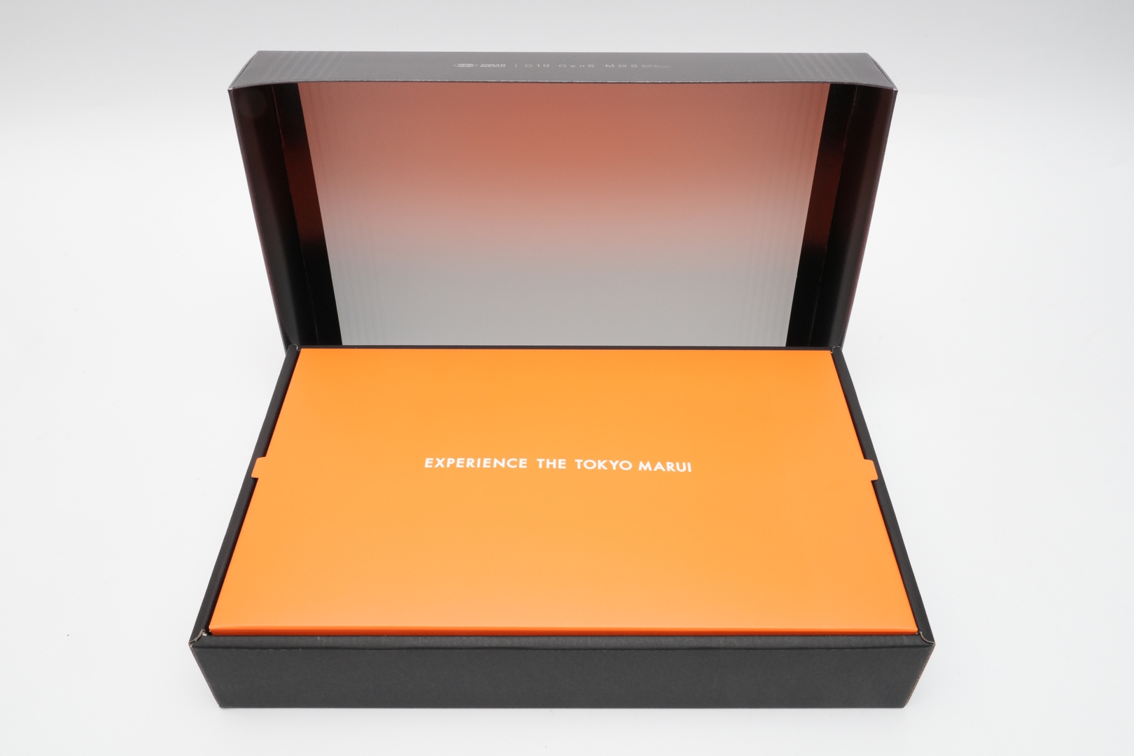 オレンジ色の内ブタには「EXPERIENCE THE TOKYO MARUI」というキャッチコピーが記載