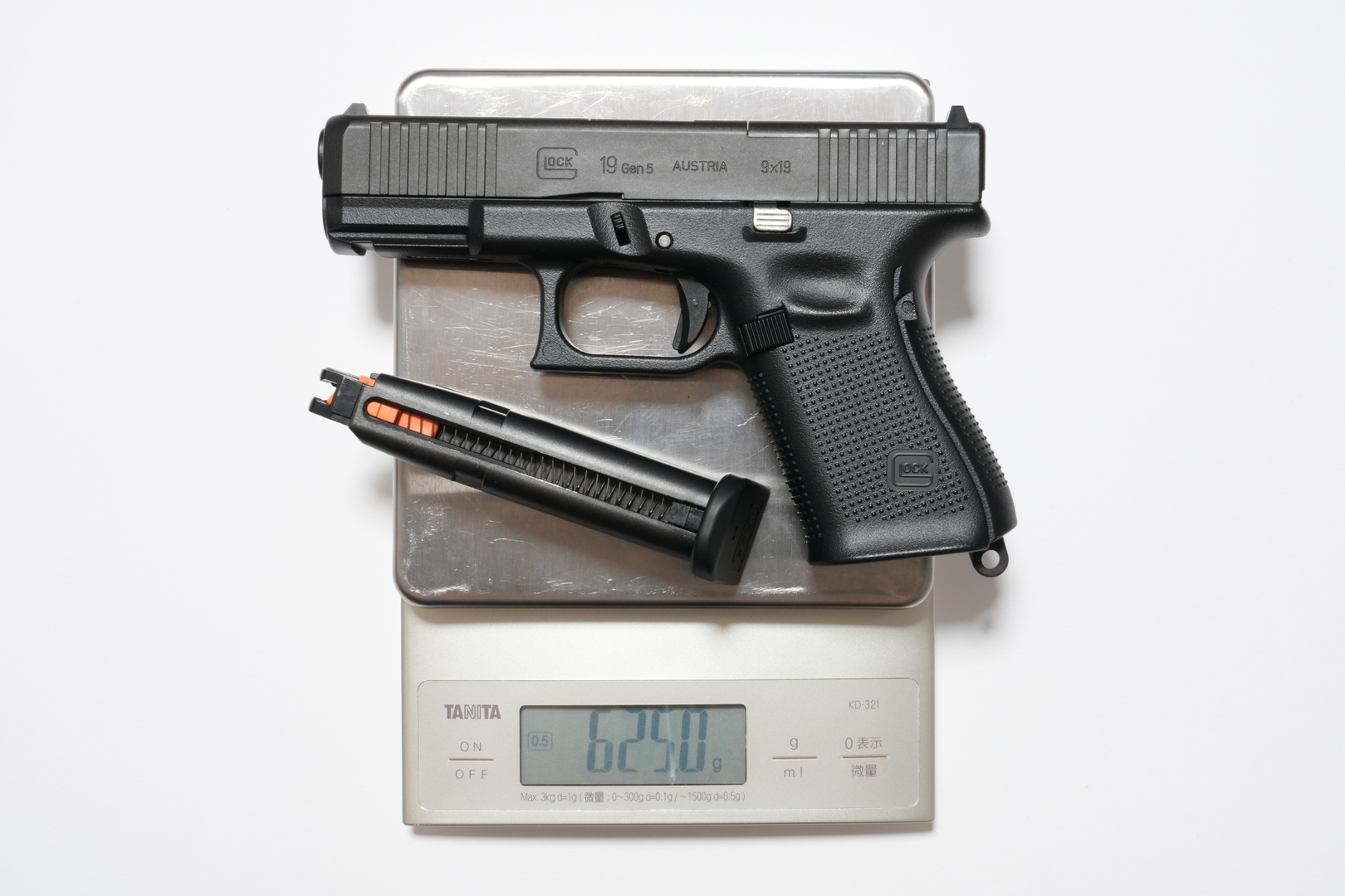 本体とガス注入前のマガジンの合計重量は実測625g