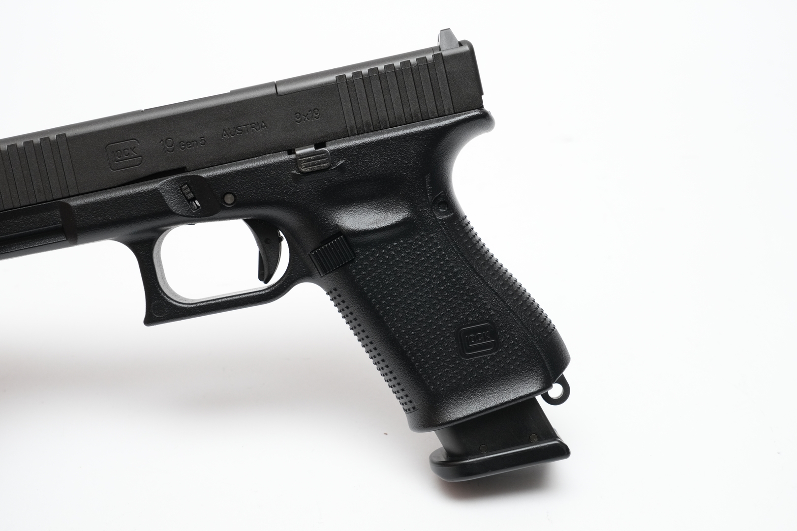 「G19 Gen5 MOS」に「G17 Gen5 MOS」用マガジンを装着すると、このぐらいはみ出る。これを許せるかどうかで意見も変わってきそうだ