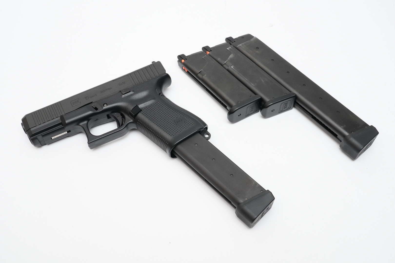「G19 Gen5 MOS」は「グロック用50連ロングマガジン」（4,378円）も使用可能。このようにマガジンを使い分けられるのも本製品の魅力だ