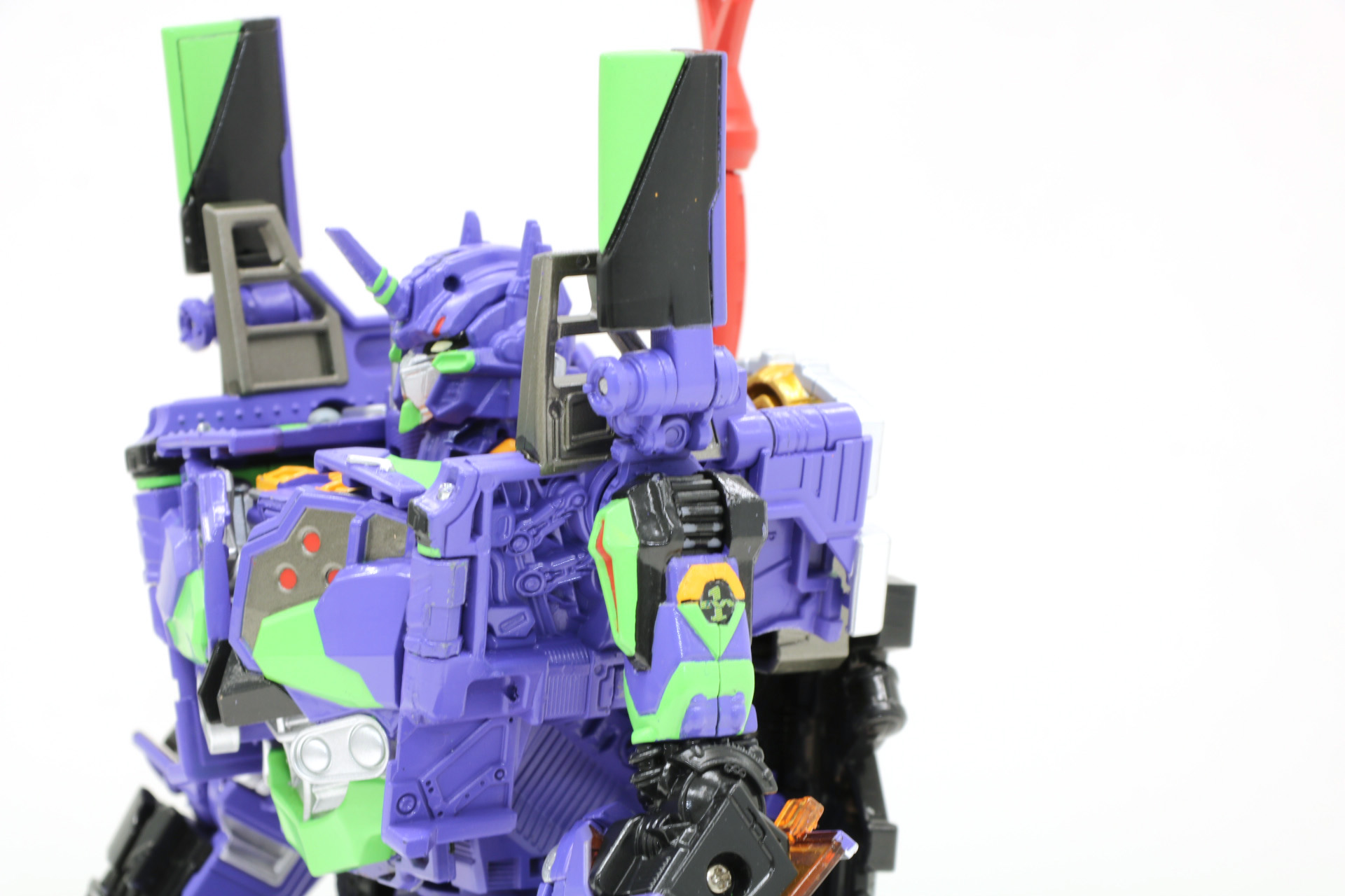 高く伸びた肩アーマーも新規造形で、ウェポンラックのようなデザインに