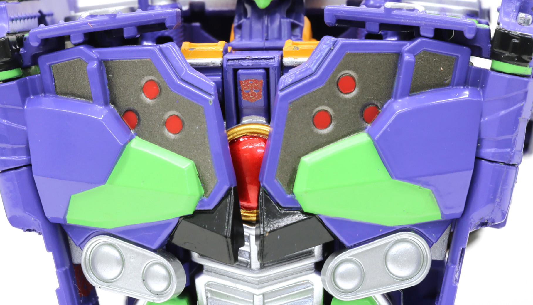 ロボットモードでは胸部に小さなオートボットのマークが入っている