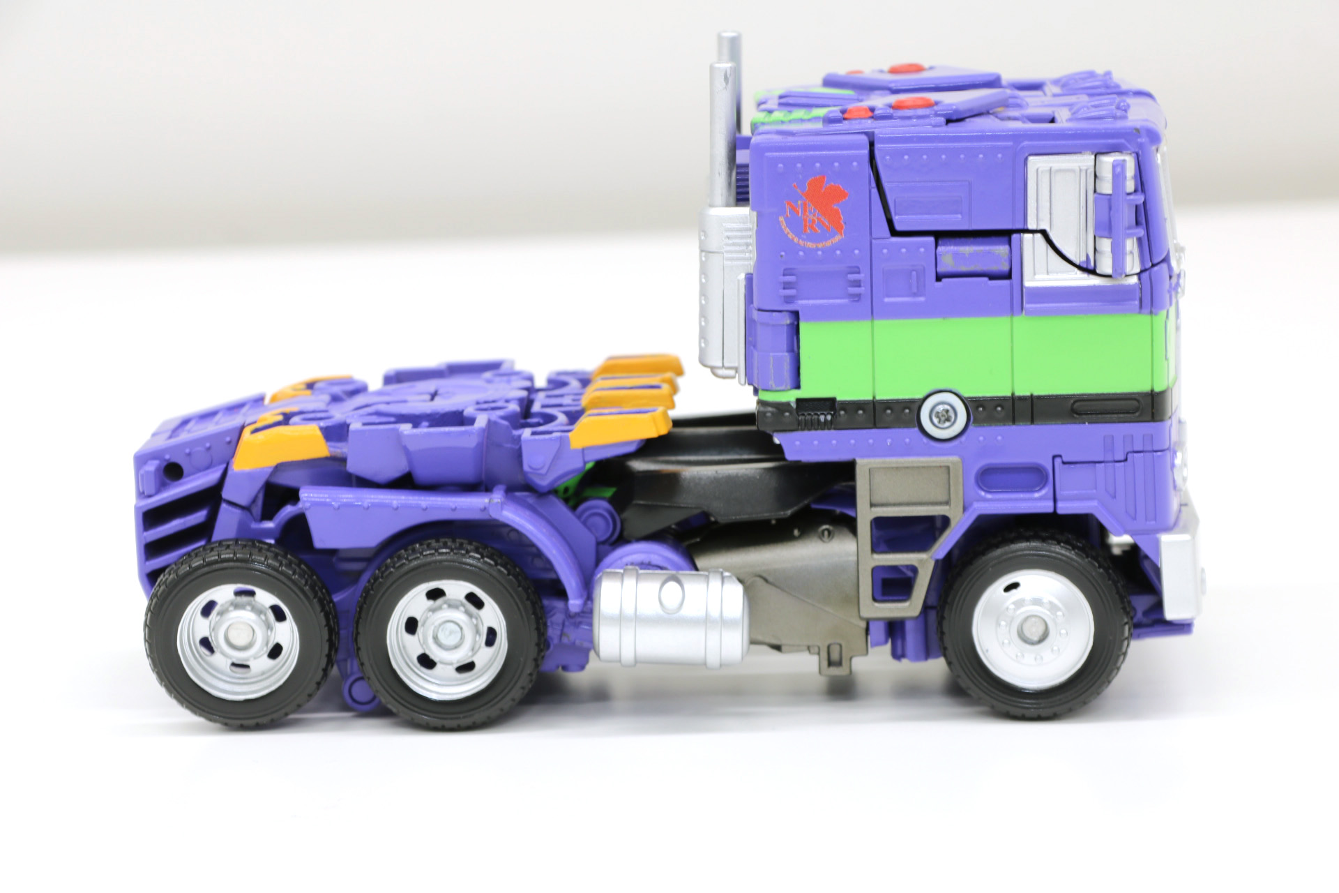 印象的な四角いボディに初号機のカラーリング