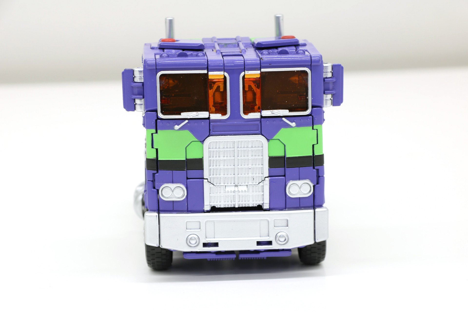 印象的な四角いボディに初号機のカラーリング