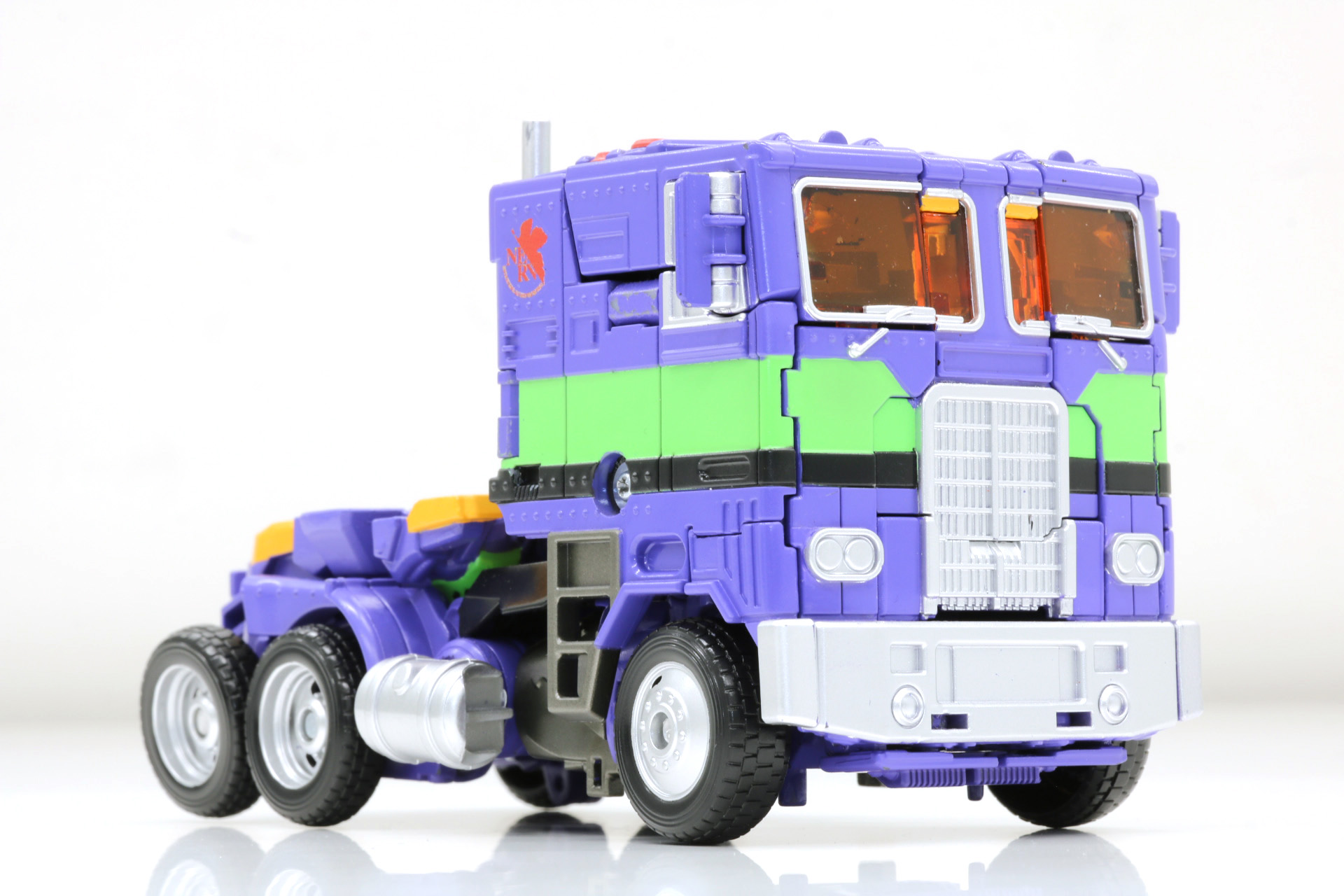 「特務機関NERV」のマークがプリントされている