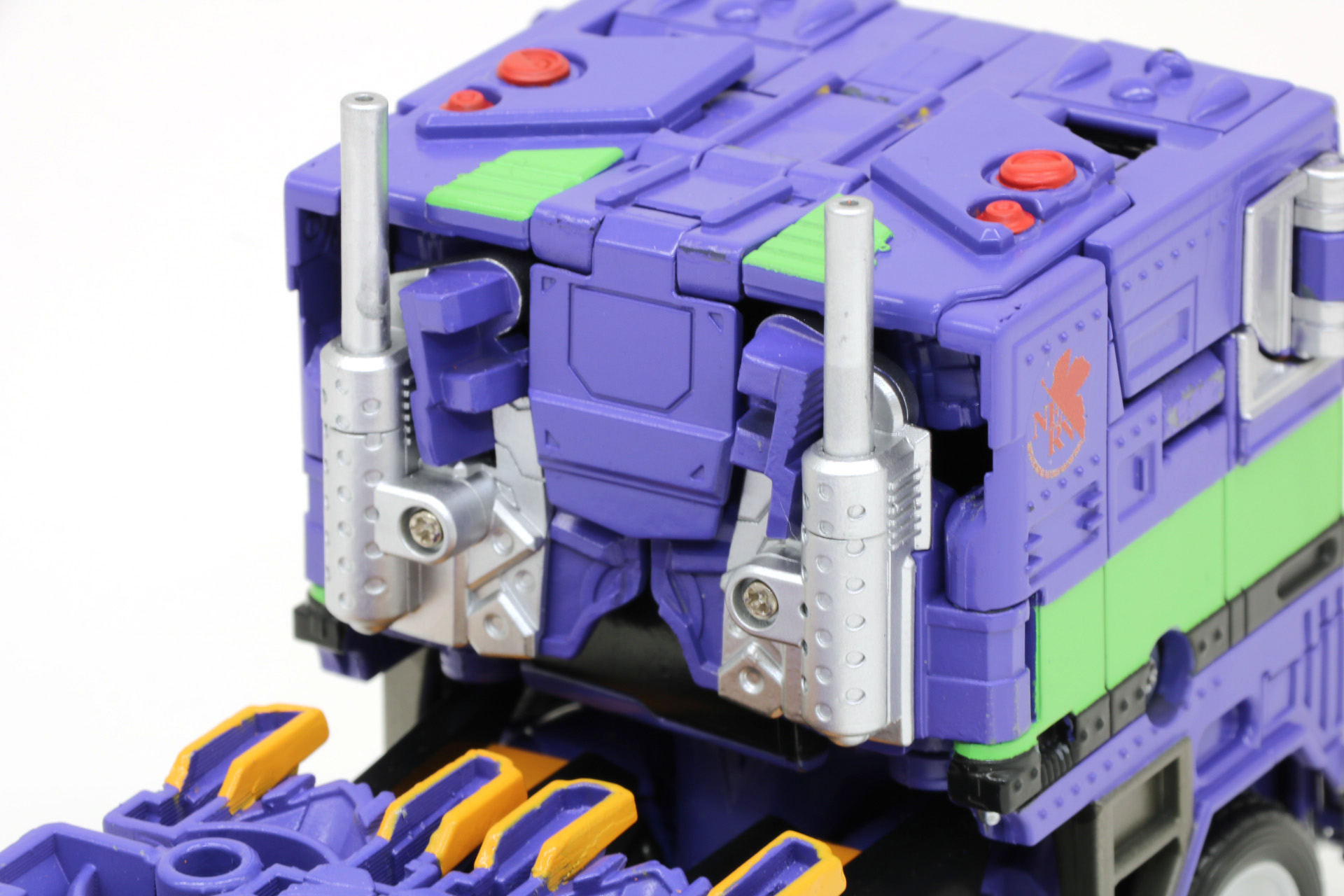 煙突マフラーが左右についている造形となっている