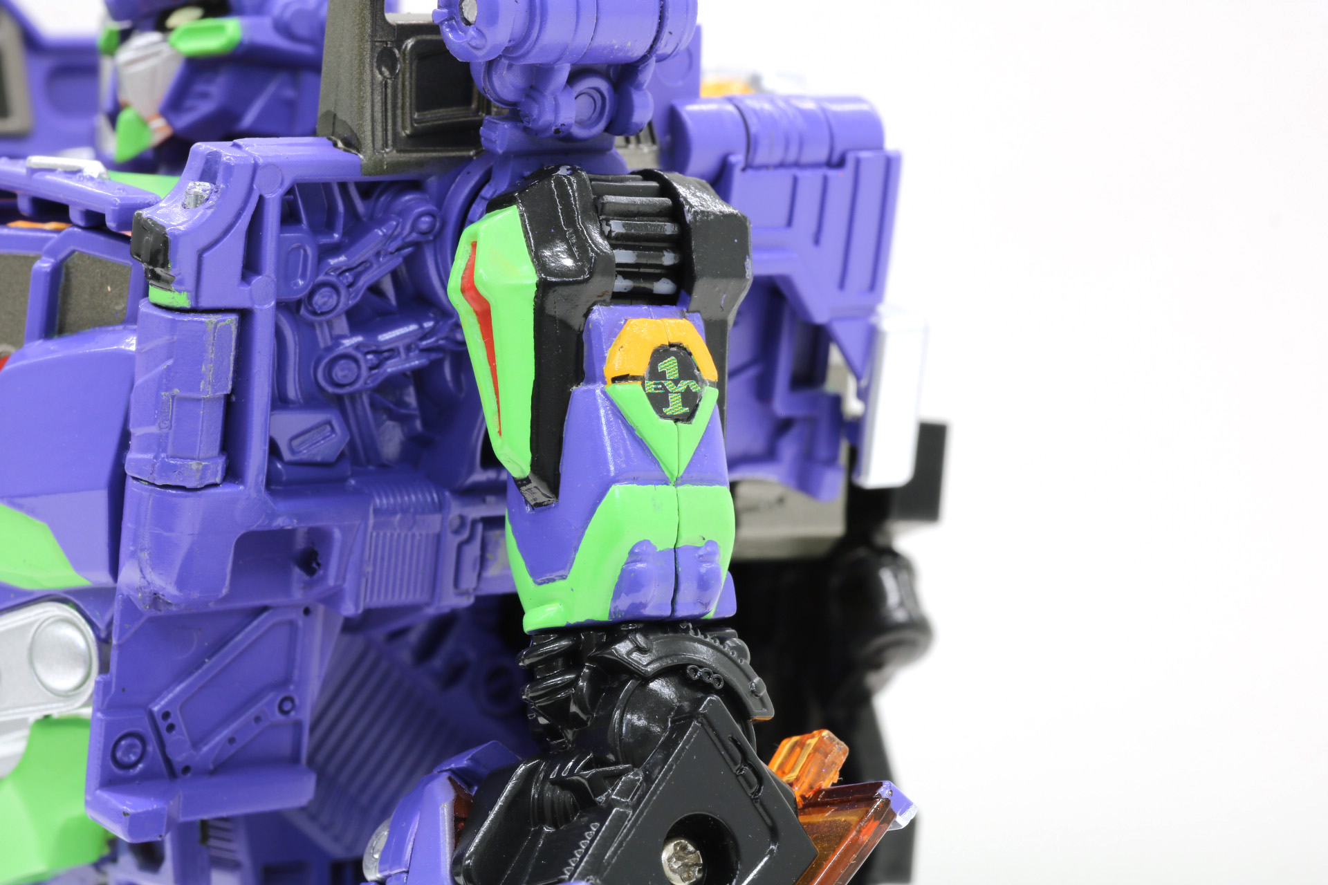 肩部には「EVA1」のマーキングも施されている