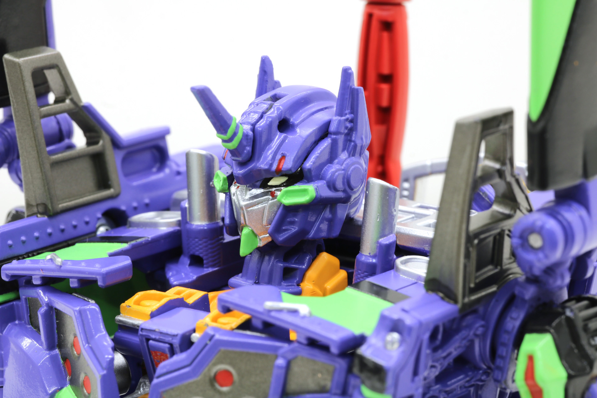 特徴的な胸部装甲のデザインを再現