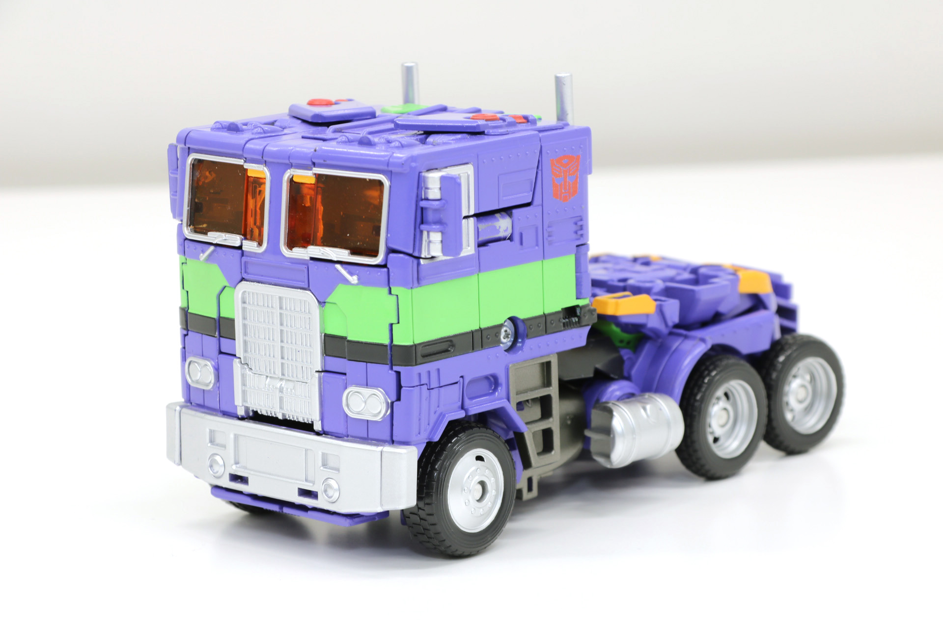 ビークルモードのトラック形態ではエヴァンゲリオン初号機の特徴的なカラーリングを再現