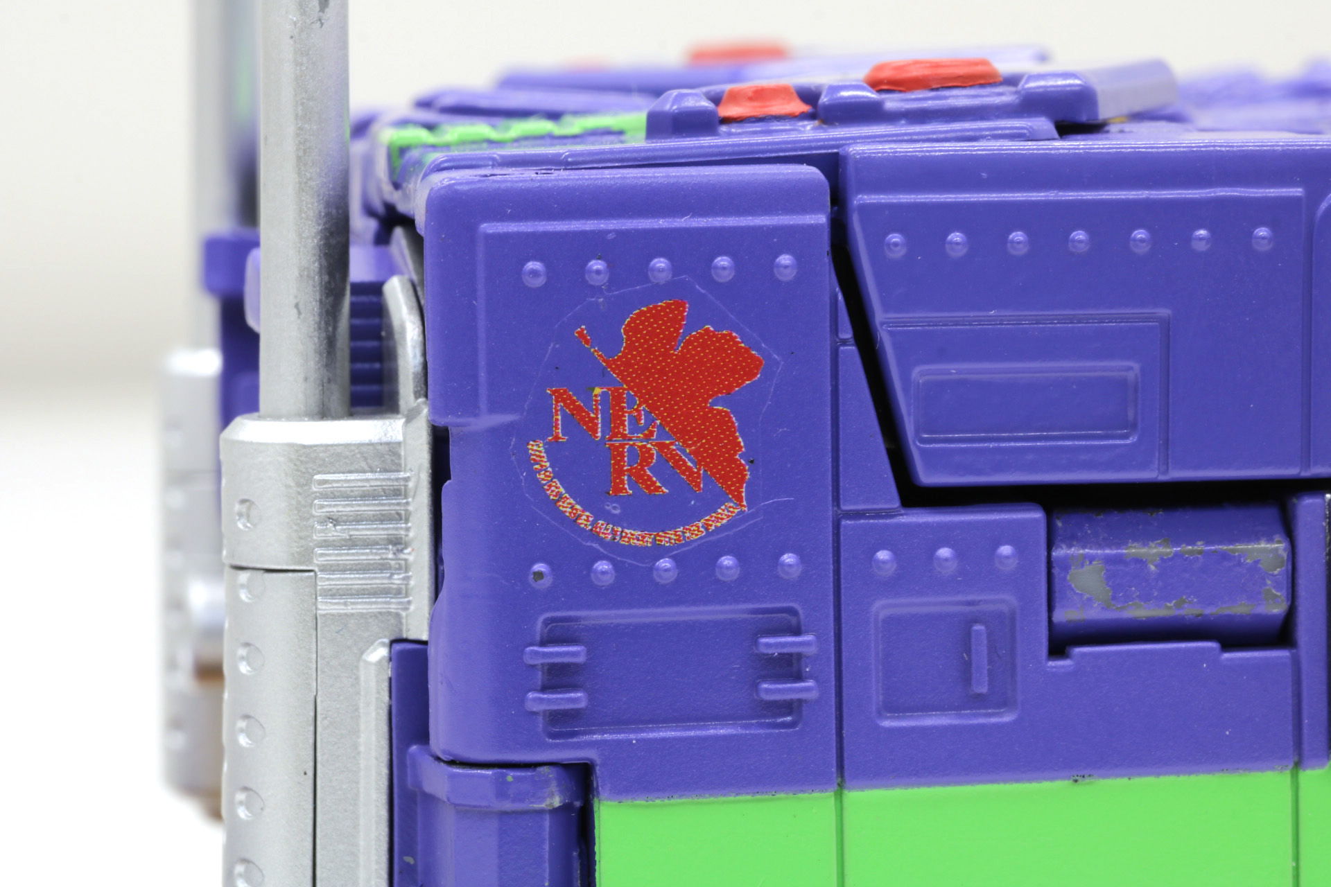 「特務機関NERV」のマークがプリントされている