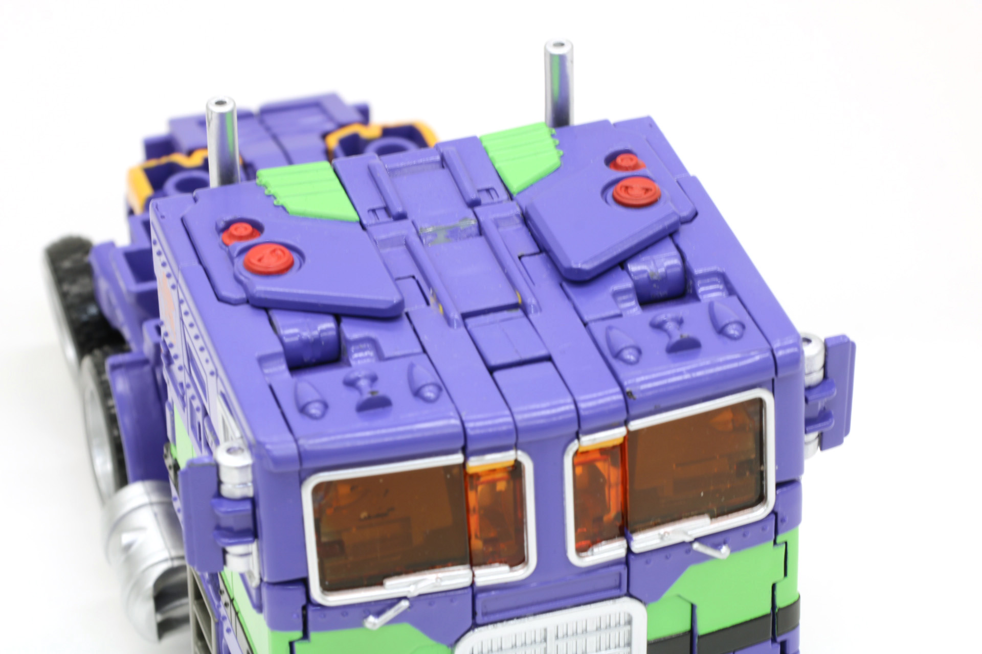 天面部分に赤い丸デザインがアクセントで入っている