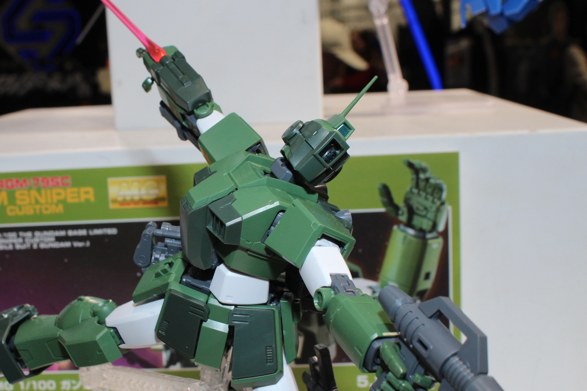 頭部のバイザーは開閉式。これは閉じた状態