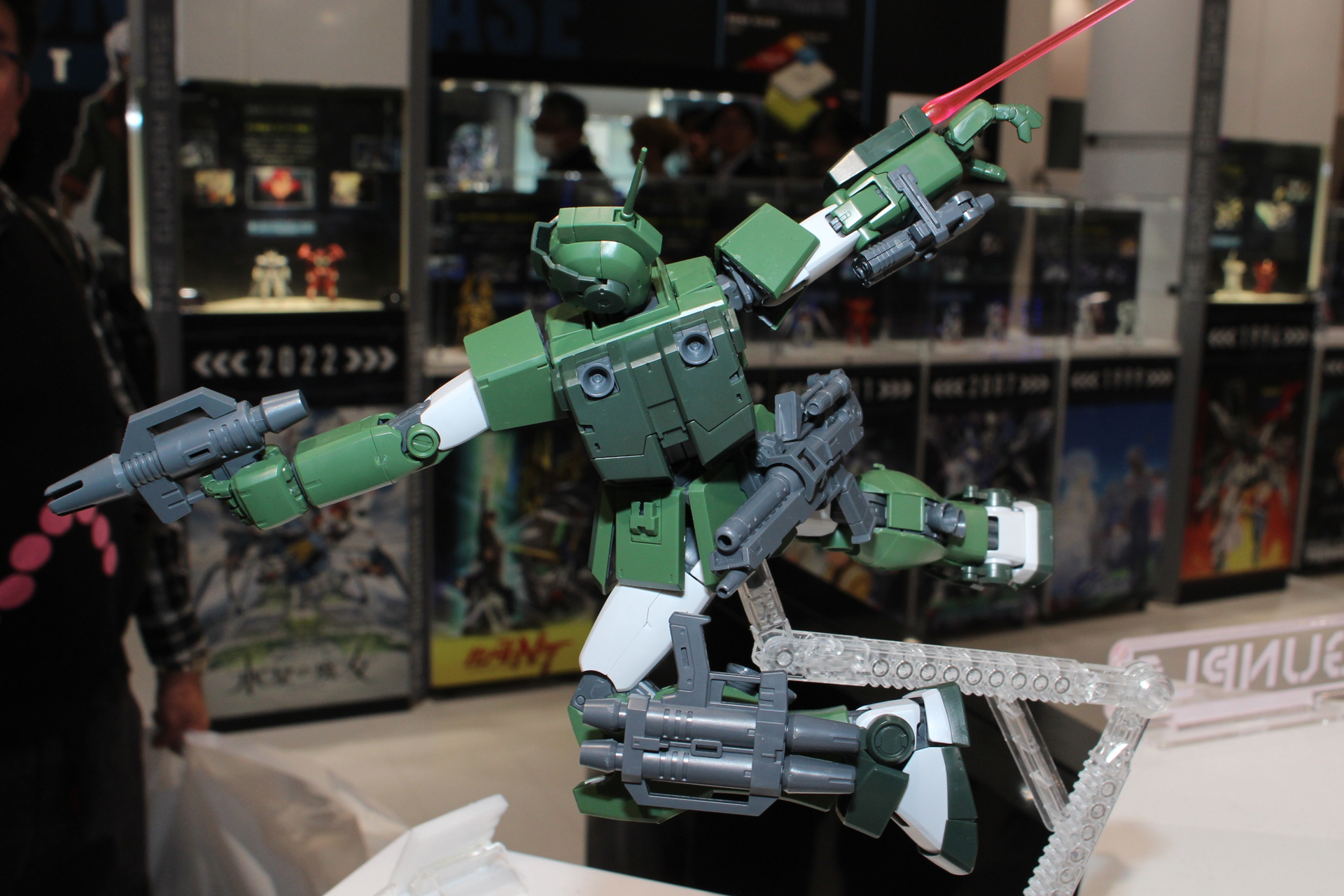 各種武装は各部に装着が可能。腰にあるのがR4型ビーム・ライフル