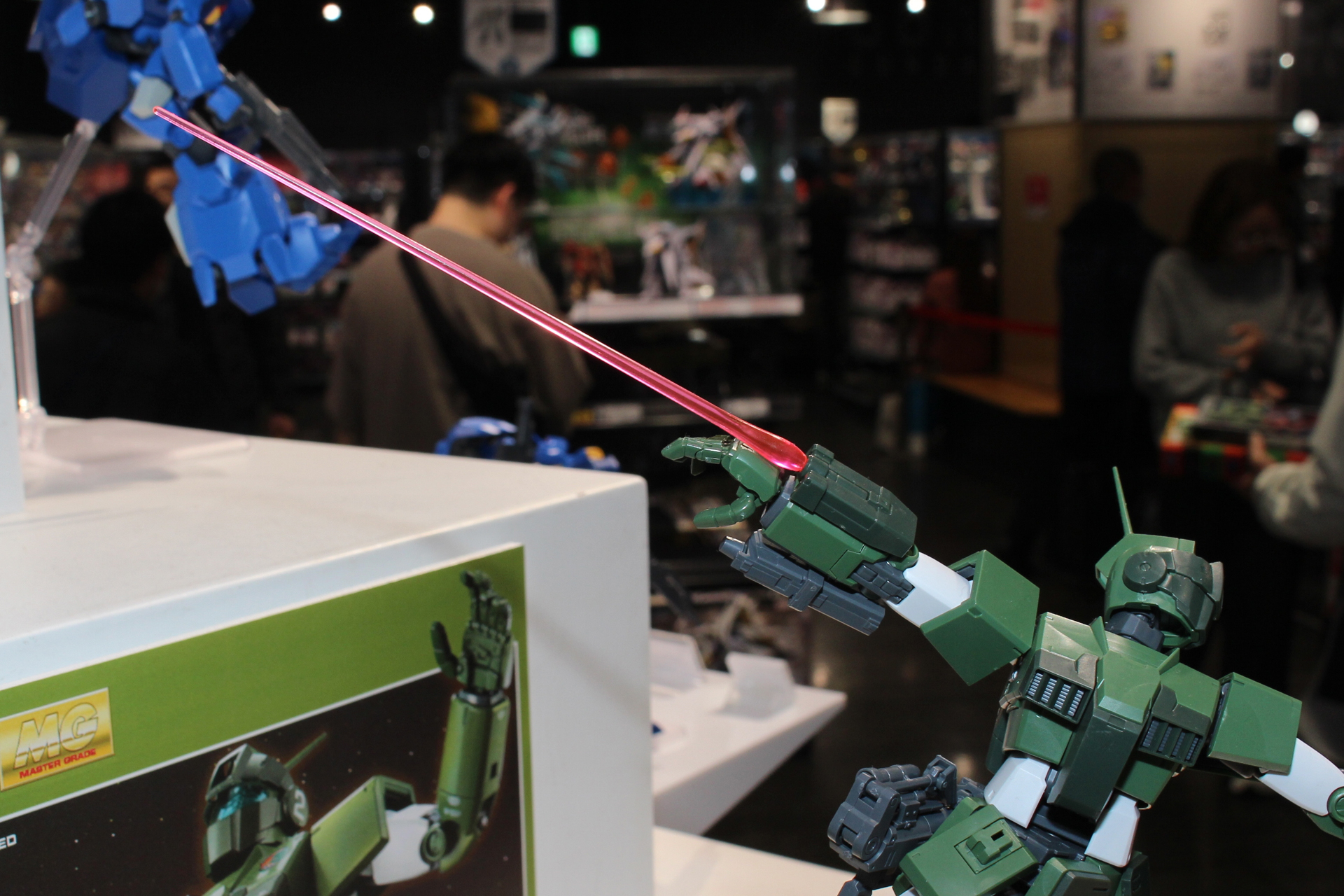 ビーム・サーベルは腕に装着されている。手首の下には折り畳み式ハンドガンを装備