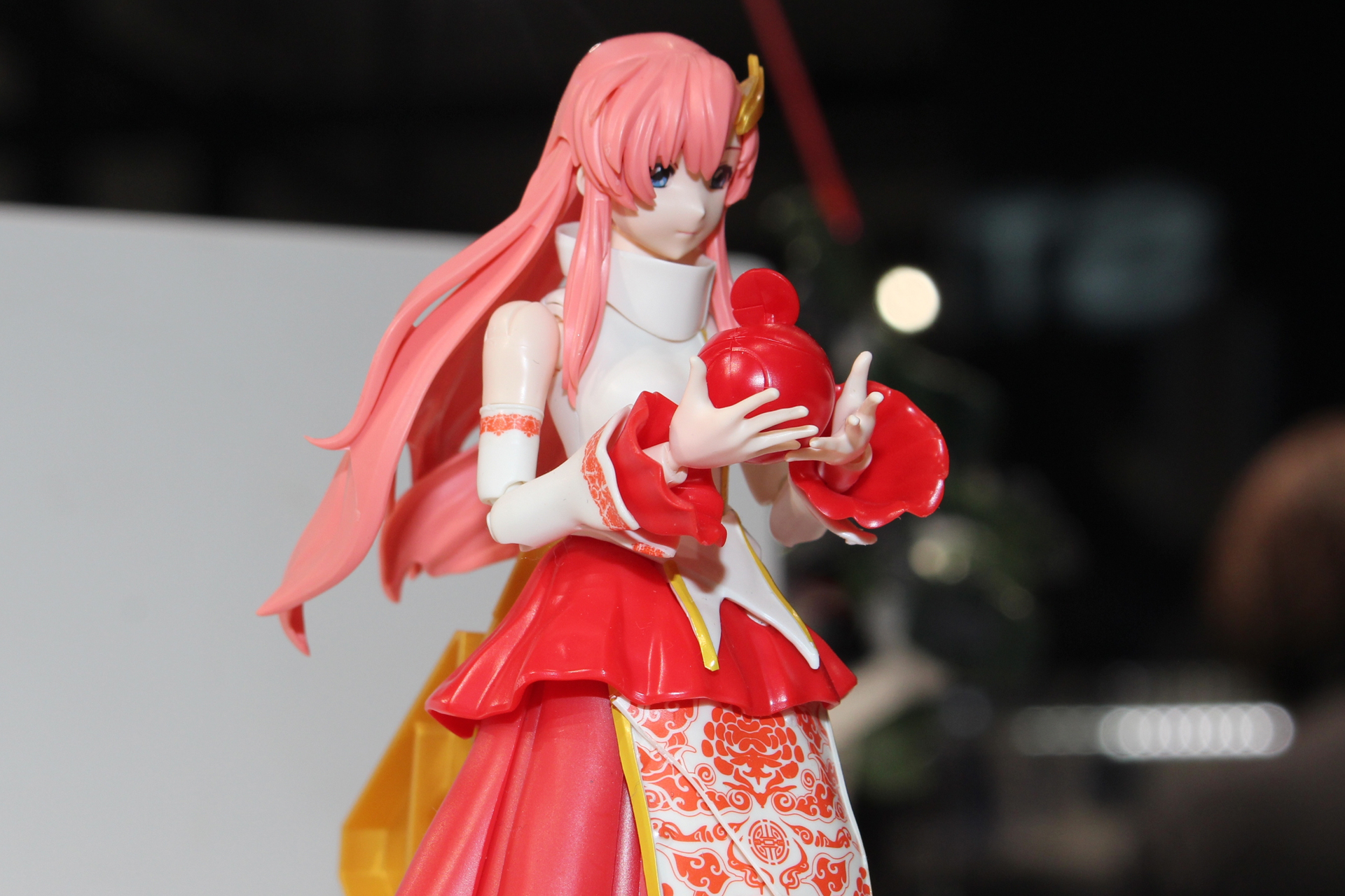 パープルのパーツを鮮やかなチャイナレッドで成形。ハロも同じ色だ