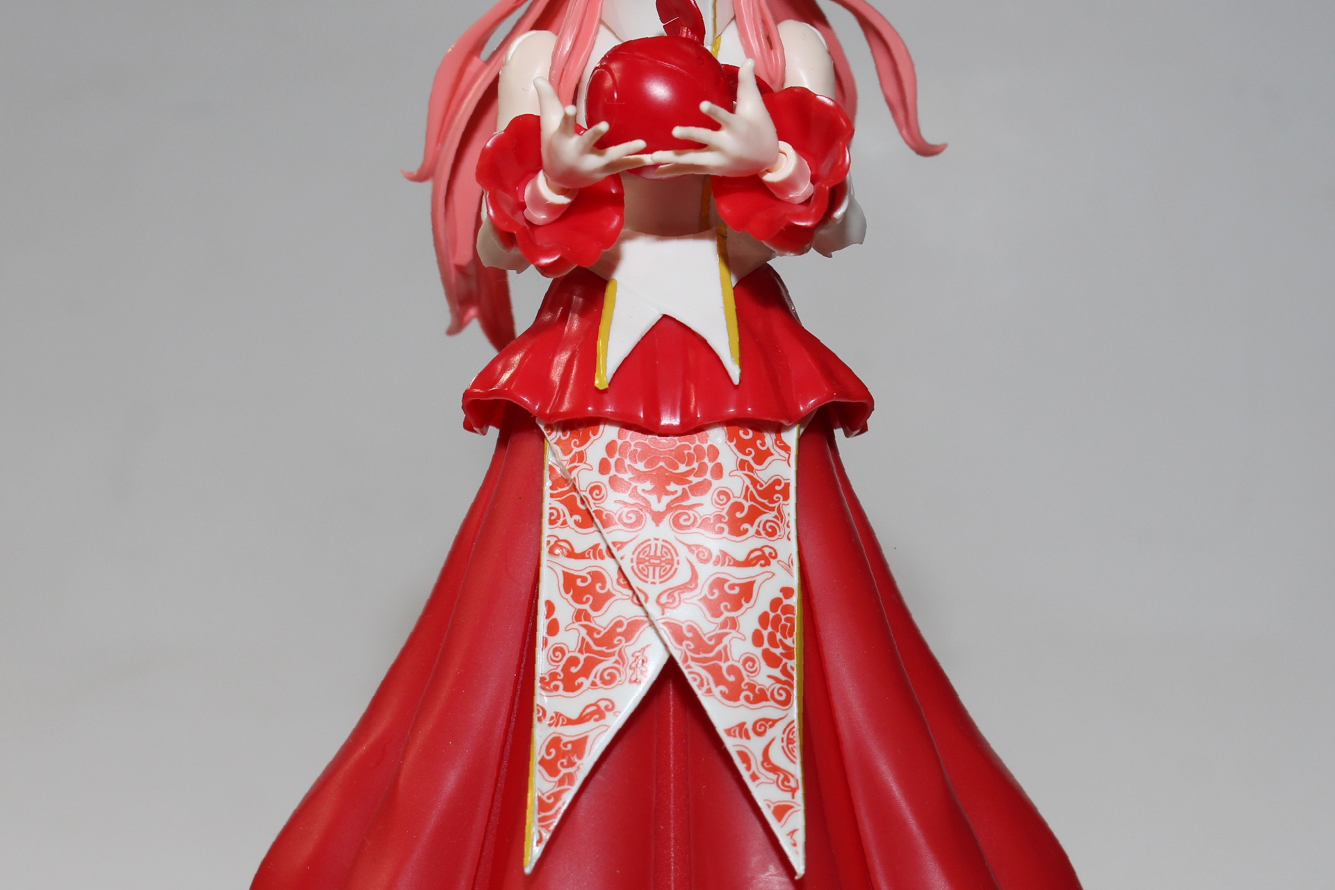 スカートの前掛けの部分に複雑な模様をデザイン