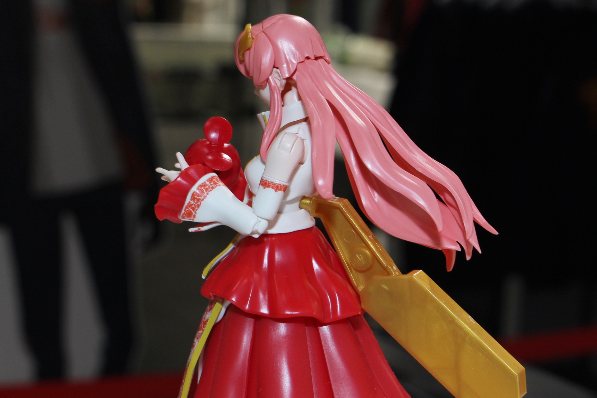 模様は左右の袖にもあしらわれている