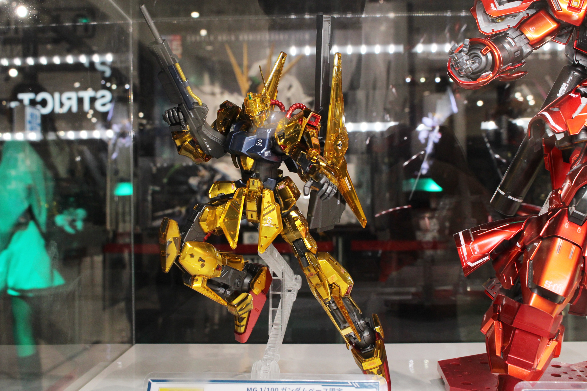「MG 1/100 ガンダムベース限定 百式 Ver.2.0 [メカニカルコアメッキ]」。2025年10月25日発売。価格は17,600円。ガンダムベース販売商品