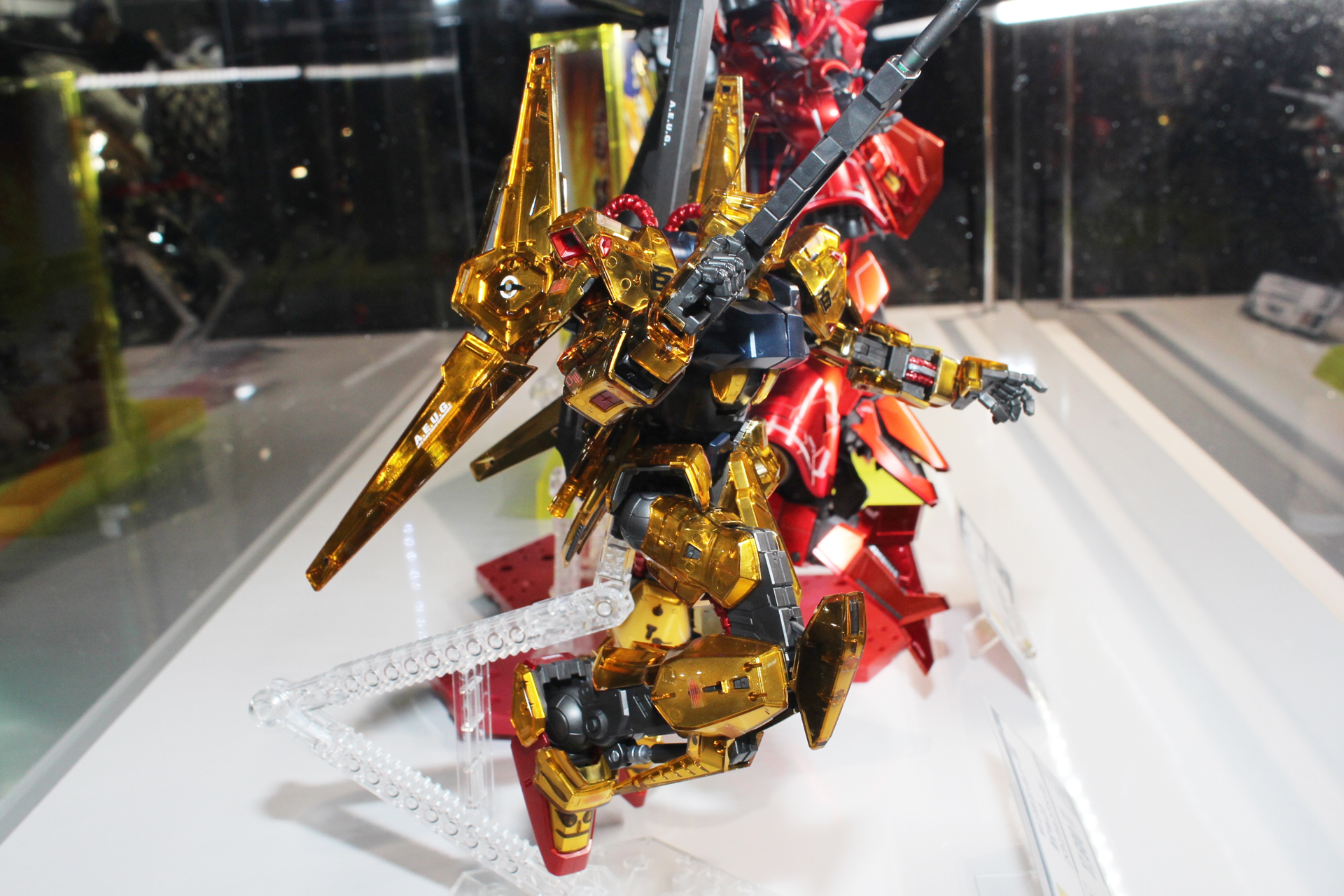 メッキパーツは装甲部分のみなので、透けすぎている印象はない