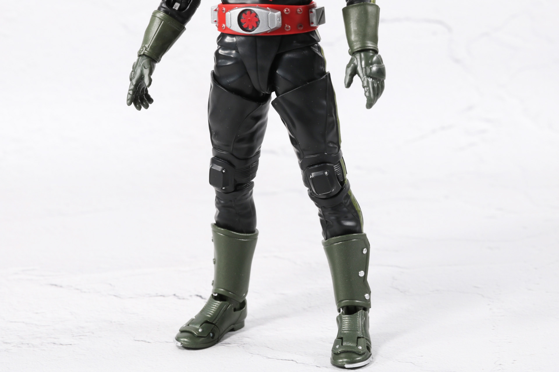 腕の緑のラインも彩色で再現されている