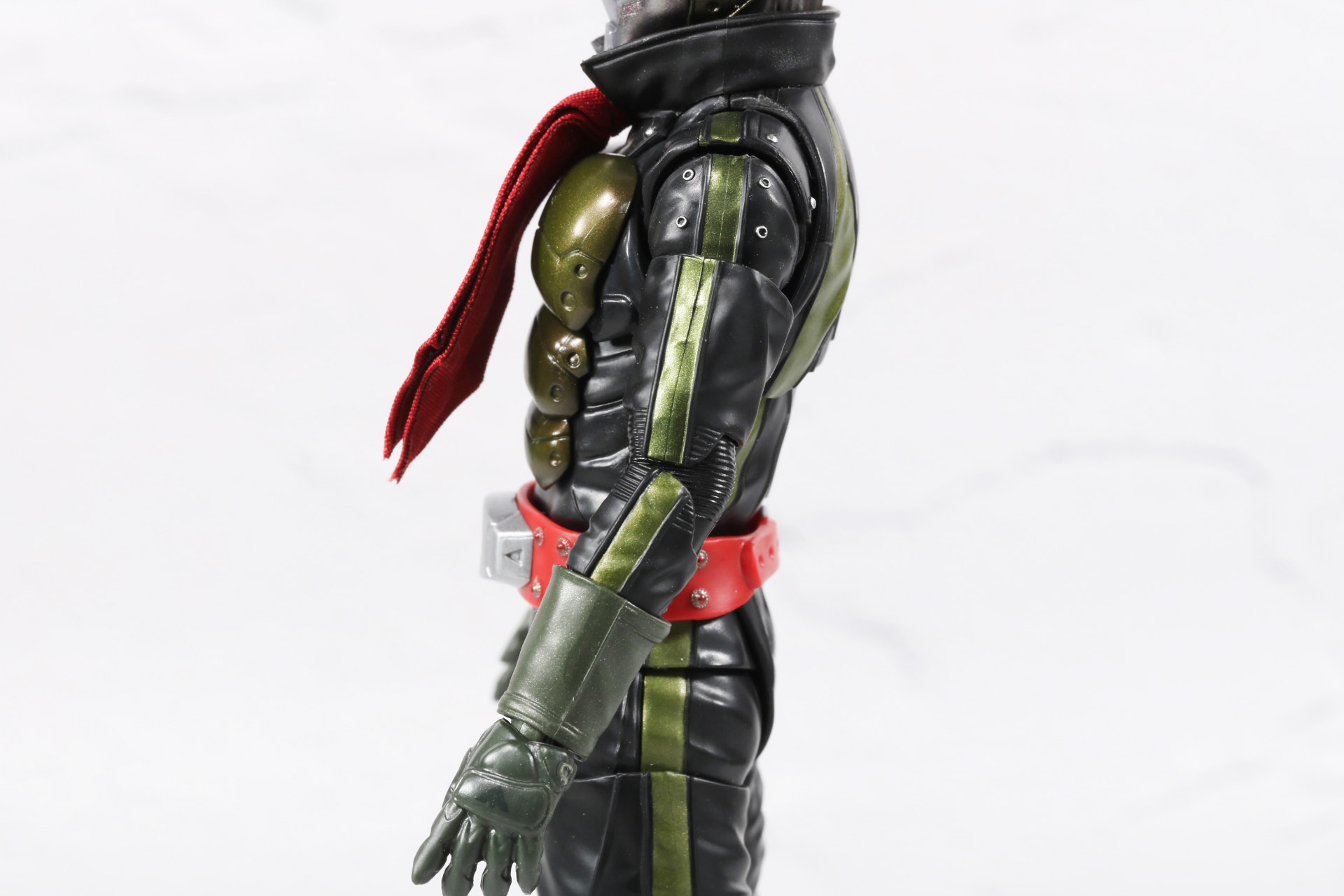 腕の緑のラインも彩色で再現されている