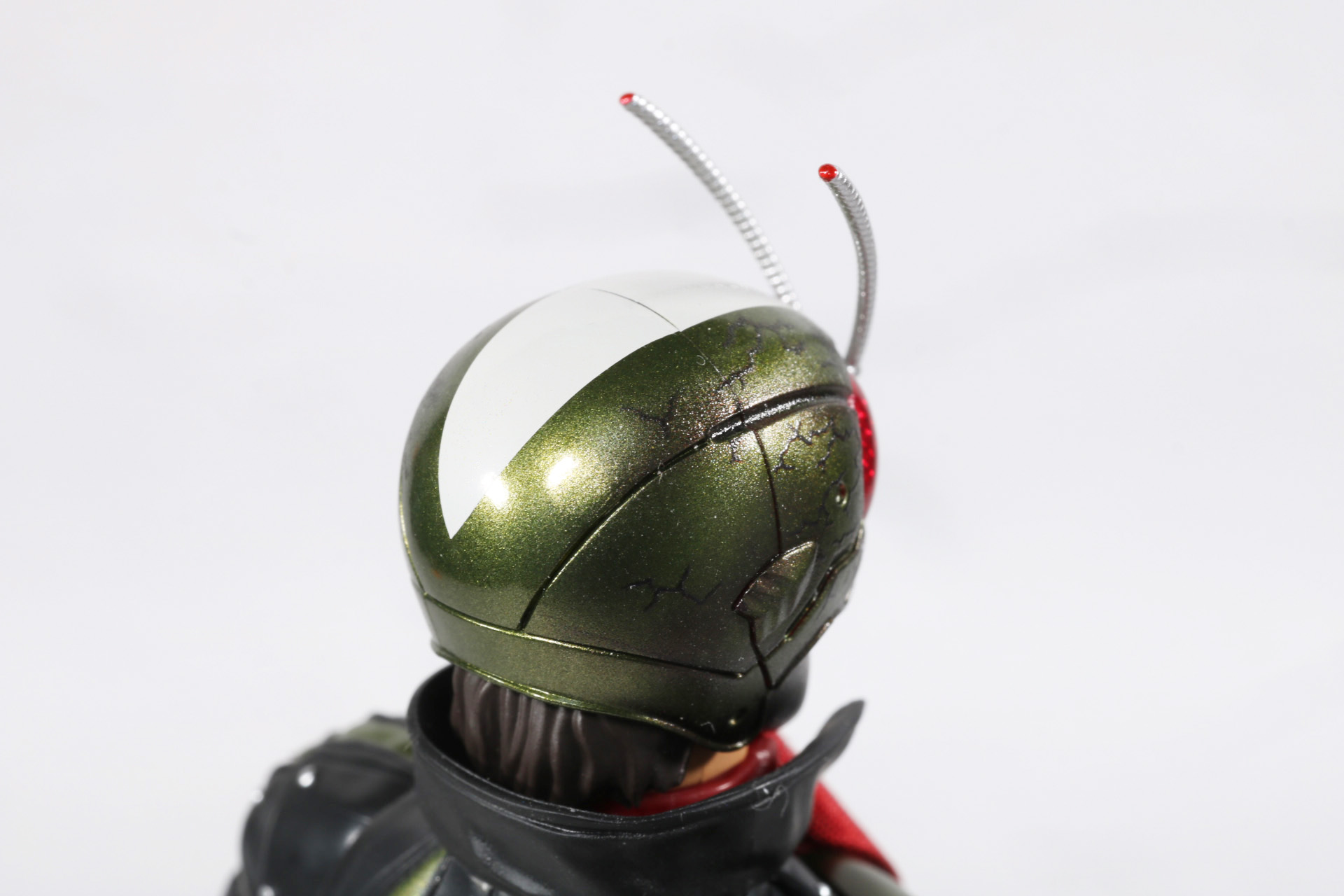 頭部のマスクはひび割れもデジタルプリントで再現されている。襟足が覗いているのも表現されている