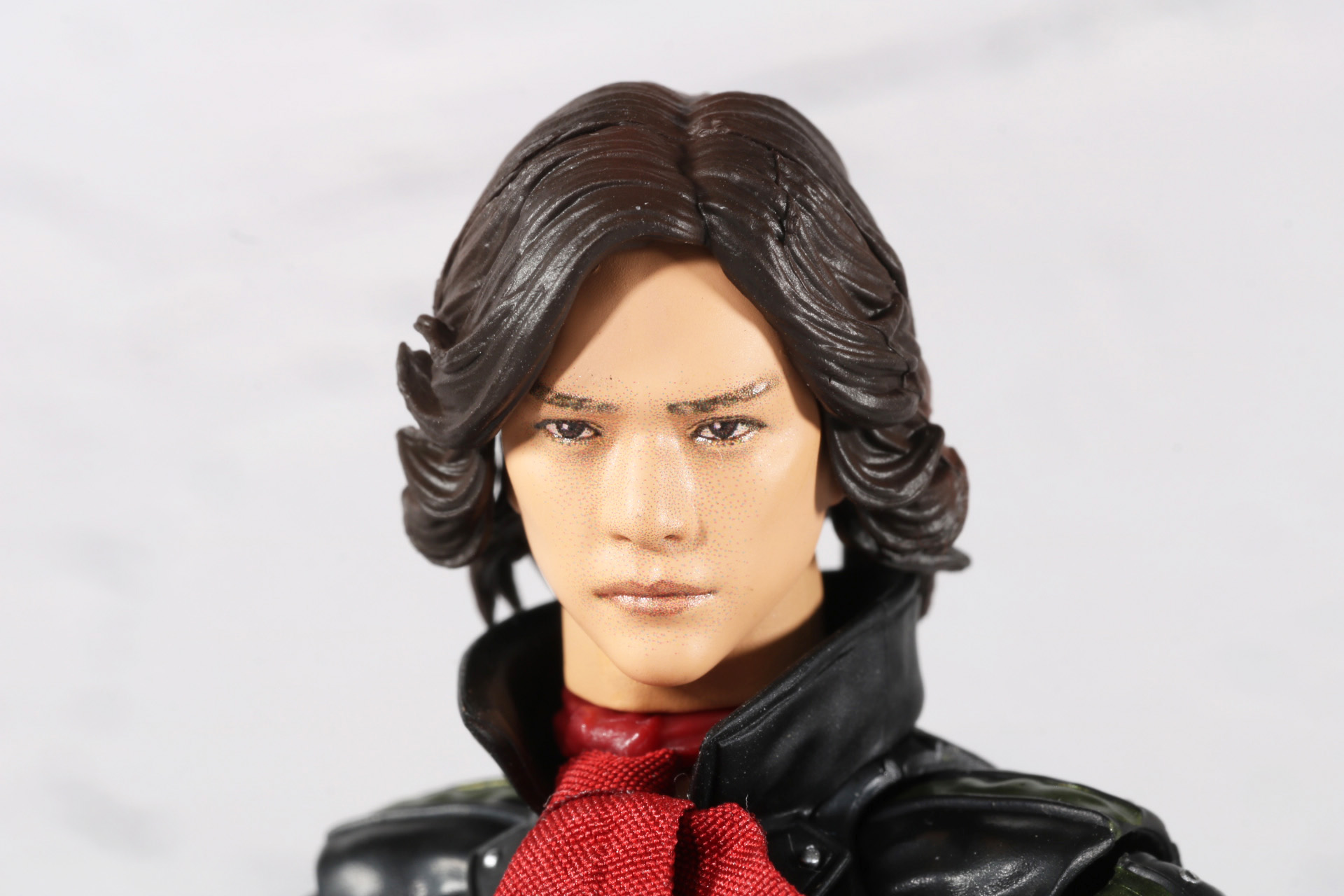 マスクオフ状態の頭部も目元や顔つき、ヘアスタイルまで劇中イメージに近いものとなっている