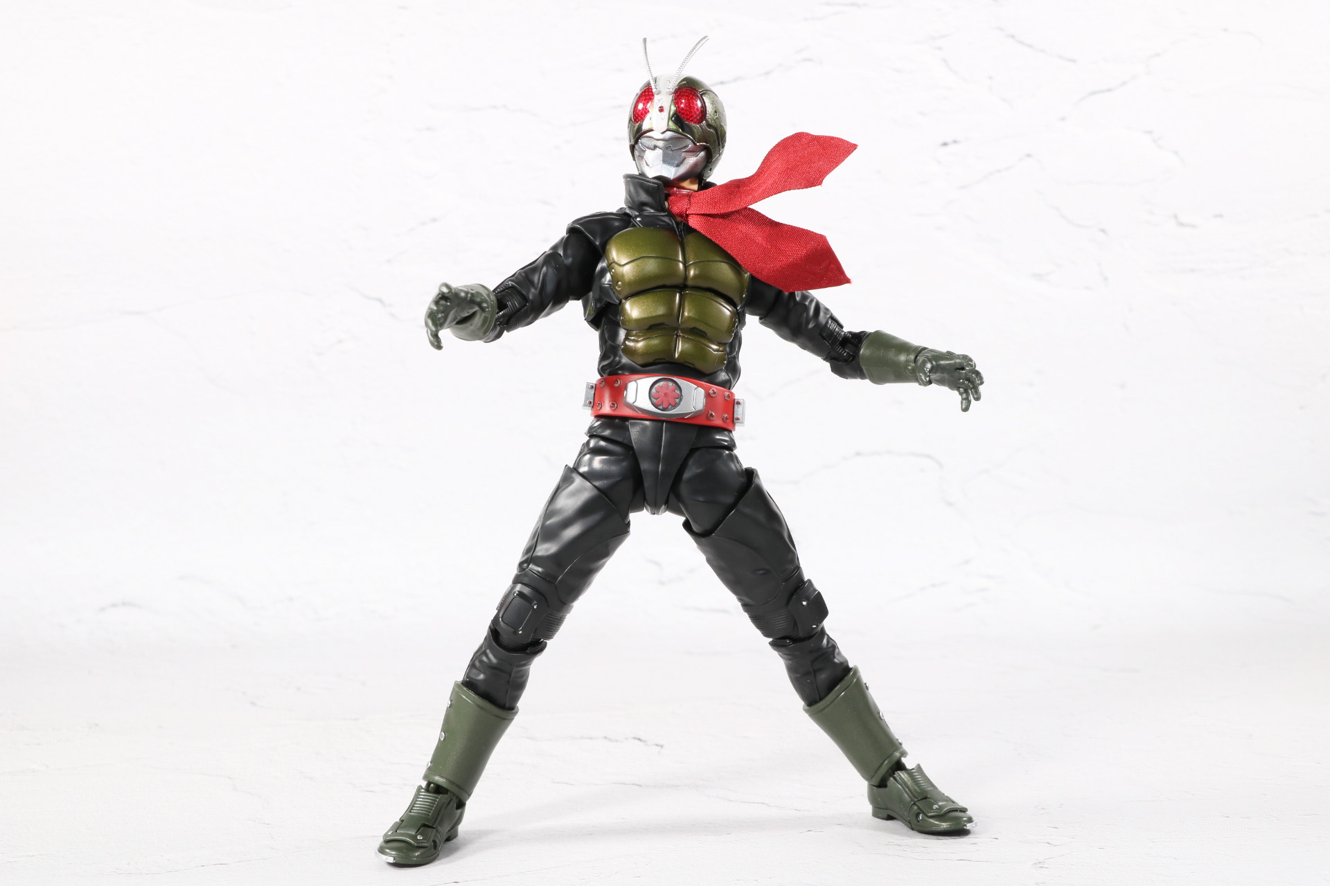 マフラーによって風を感じるポーズができる